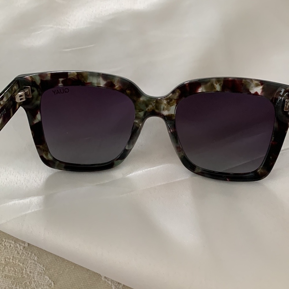 BRAND NEW 😎 QUAY sunglasses